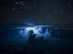 Mengagumkan! Pilot Bagikan Fenomena Awan dari Kokpit Pesawat