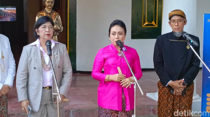 Menteri Pemberdayaan Perempuan dan Perlindungan Anak Indonesia, I Gusti Ayu Bintang Darmawati saat memberikan keterangan pada Puncak Peringatan Hari Kartini di Alun-alun Rembang dan Museum Kartini Rembang, Minggu (21/4).
