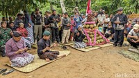 Prosesi dilanjutkan dengan upacara adat Metri Duren atau selamatan durian.