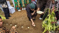 Dalam upacara ini Bupati Trenggalek Mochamad Nur Arifin melakukan penanaman biji durian dengan tata cara kearifan lokal.