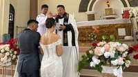 Pemberkatan dilaksanakan pada Sabtu (20/4) di Gereja Katolik Raja Damai, Kota Manado, Sulawesi Utara. (Dok Istimewa)Eliezer mengenakan jas berwarna hitam dan Lingling mengenakan gaun berwarna putih. Keduanya juga terlihat mengucapkan janji nikah. (Dok Istimewa)
