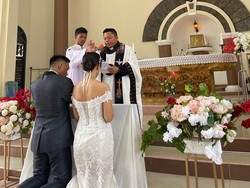 Pemberkatan dilaksanakan pada Sabtu (20/4) di Gereja Katolik Raja Damai, Kota Manado, Sulawesi Utara. (Dok Istimewa)Eliezer mengenakan jas berwarna hitam dan Lingling mengenakan gaun berwarna putih. Keduanya juga terlihat mengucapkan janji nikah. (Dok Istimewa)