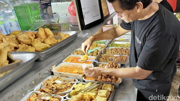 Nasi Kuning Ny Shelvy di Jalan Pandu, Kota Bandung.