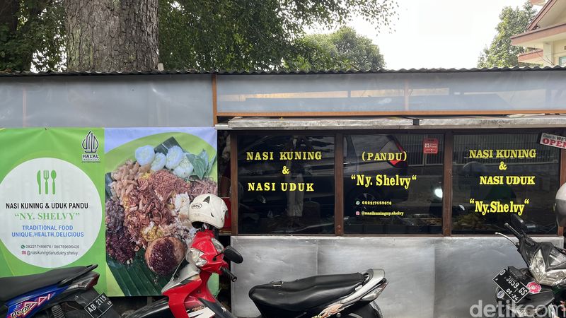 Nasi Kuning Ny Shelvy di Jalan Pandu, Kota Bandung.
