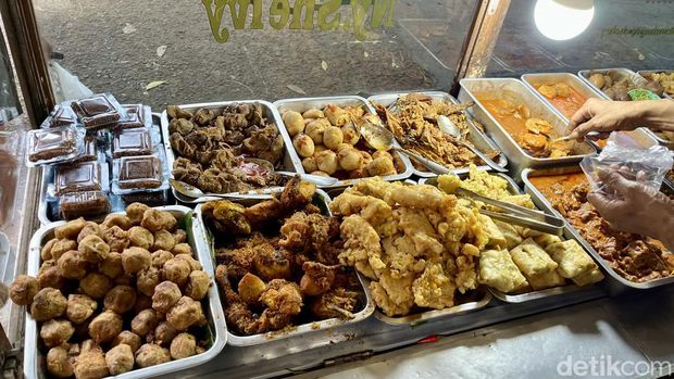 Nasi Kuning Ny Shelvy di Jalan Pandu, Kota Bandung.