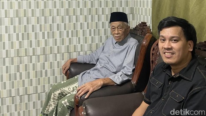 Nurhaldin Nurdin Halid (kanan) menemui mantan Wali Kota Parepare yang juga tokoh senior Golkar Sjamsu Alam (kiri).