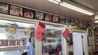 Pink’s Hot Dog pun telah menjadi tempat berkumpulnya banyak orang dari beberapa wilayah. Restoran hot dog legendaris ini juga sering didatangi selebriti ternama loh. Foto: Google Review / 황기운