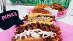 Orang-Orang Rela Tempuh Jarak Jauh Demi Cicip Hot Dog Legendaris Ini