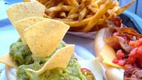 Pink’s Hot Dog juga menawarkan hot dog dengan guacamole dan kepingan keripik nachos yang memberikan sensasi renyah. Foto: onlyinyourstate.com