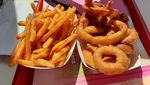 Orang-Orang Rela Tempuh Jarak Jauh Demi Cicip Hot Dog Legendaris Ini