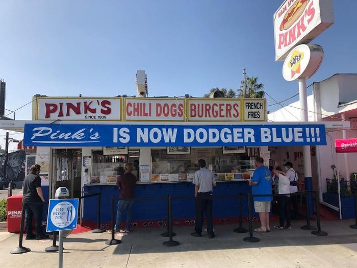 Orang-Orang Rela Tempuh Jarak Jauh Demi Cicip Hot Dog Legendaris Ini Orang-Orang Rela Tempuh Jarak Jauh Demi Cicip Hot Dog Legendaris Ini