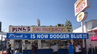 Meskipun Pink’s Hot Dog bernuansa serba pink, tetapi di waktu tertentu, seperti saat ada pertandingan baseball, restoran di dekorasi serba biru loh. Menarik bukan? Foto: onlyinyourstate.com
