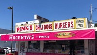 Pink’s Hot Dog menjadi salah satu gerai hot dog terpopuler di Los Angeles, Amerika Serikat. Bahkan, popularitasnya sudah dimulai sejak mereka beroperasi pada 1939. Foto: onlyinyourstate.com