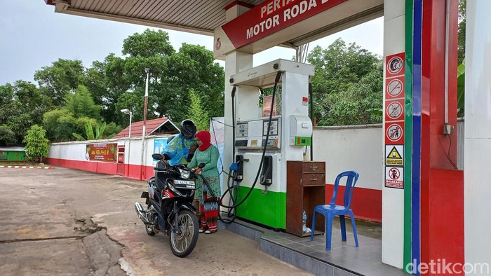 Pegawai SPBU Demang Lebar Daun menggunakan kebaya di Hari Kartini.