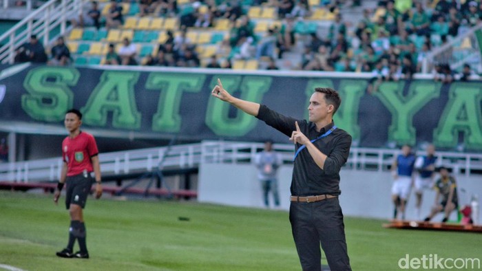 Pelatih Persebaya Paul Munster.