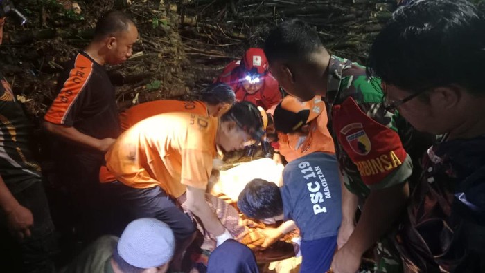 Pemotor tewas tertimpa pohon saat hujan disertai angin kencang di Magetan.