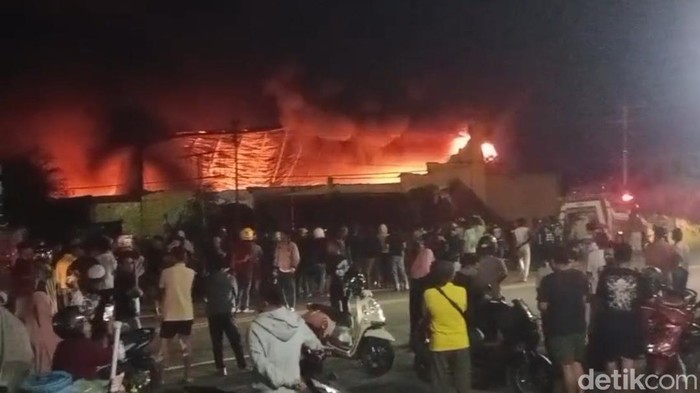 Penampakan kebakaran bengkel di Masamba meledak.