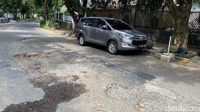 Penampakan kerusakan jalan di Jalan Ranggamalela, Kota Bandung yang dikeluhkan pengendara.