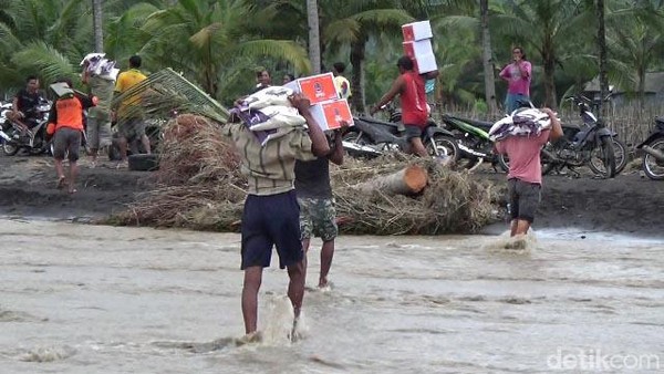 Distribusi Bantuan Logistik Korban Jembatan Putus Imbas Lahar Dingin Semeru