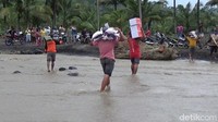 Ada 500 Kepala Keluarga yang berada di seberang sungai terisolir usai jembatan limpas Gondoruso ambruk diterjang banjir lahar dingin.