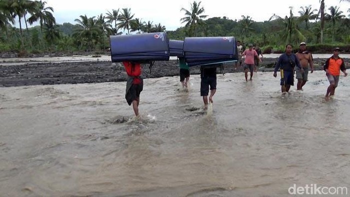 Pendistribusian bantuan logistik warga jembatan putus imbas lahar dingin semeru