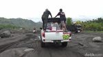 Distribusi Bantuan Logistik Korban Jembatan Putus Imbas Lahar Dingin Semeru