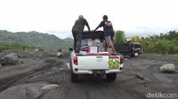 Pemerintah Desa harus menggunakan kendaraan double cabin untuk menuju lokasi dusun terisolir.