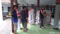 Korban banjir menerima logistik berupa sembako, air mineral, kebutuhan bayi, dan anak-anak, serta alas tidur.