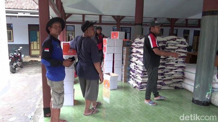Pendistribusian bantuan logistik warga jembatan putus imbas lahar dingin semeru