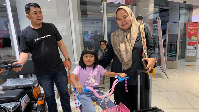 Pengunjung Happy beli koper dan sepeda anak diskon di Transmart Full Day Sale