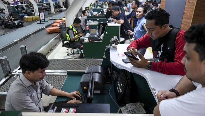Penutupan Bandara Sam Ratulangi diperpanjang Calon penumpang melakukan proses pengaturan ulang jadwal penerbangan usai penerbangannya ke Manado dibatalkan di Bandara Sultan Hasanuddin, Maros, Sulawei Selatan, Minggu (21/4/2024). Angkasa Pura 1 kembali memperpanjang penutupan Bandara Sam Ratulangi, Manado, hingga hari Senin (22/4) akibat dari dampak erupsi Gunung Ruang di Kabupaten Sitaro, Sulawesi Utara sehingga penerbangan dari dan menuju Manado dibatalkan. ANTARA FOTO/Hafidz Mubarak A/Spt.