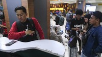 Hal ini membuat penerbangan dari dan menuju Manado dibatalkan.