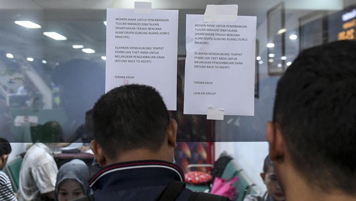Calon penumpang melakukan proses pengaturan ulang jadwal penerbangan usai penerbangannya ke Manado dibatalkan di Bandara Sultan Hasanuddin, Maros, Sulawei Selatan, Minggu (21/4/2024). Angkasa Pura 1 kembali memperpanjang penutupan Bandara Sam Ratulangi, Manado, hingga hari Senin (22/4) akibat dari dampak erupsi Gunung Ruang di Kabupaten Sitaro, Sulawesi Utara sehingga penerbangan dari dan menuju Manado dibatalkan. ANTARA FOTO/Hafidz Mubarak A/Spt.