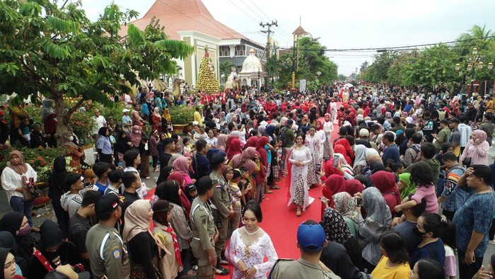 Peragaan busana kebaya kartini pecahkan rekor MURI di Kota Madiun