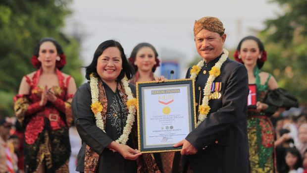 Peragaan busana kebaya kartini pecahkan rekor MURI di Kota Madiun
