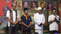 Sejumlah tokoh lintas agama mengikuti doa bersama dengan latar belakang lukisan pahlawan perempuan saat peringatan Hari Kartini di Situs Persada Soekarno Ndalem Pojok, Kediri, Jawa Timur, Sabtu (20/4/2024).