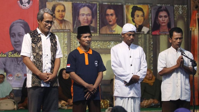 Peringatan Hari Kartini di rumah Soekarno kecil Sejumlah pegiat sejarah menyanyikan lagu Indonesia Raya saat peringatan Hari Kartini di Situs Persada Soekarno Ndalem Pojok, Kediri, Jawa Timur, Sabtu (20/4/2024). Kegiatan doa bersama dan diskusi oleh pegiat sejarah lintas komunitas di rumah masa kecil Bung Karno tersebut guna memperingati Hari Kartini sebagai upaya meneladani semangat perjuangan perempuan pahlawan nasional. ANTARA FOTO/Prasetia Fauzani/YU