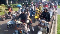 Sejumlah perempuan menaiki skuter pada kegiatan bertajuk Kartininis Day Right of Pride di Balai Kota Kediri, Jawa Timur, Minggu (21/4/2024).
