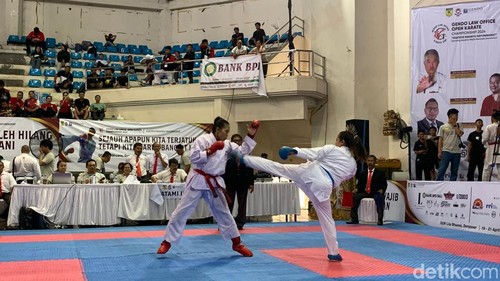 Pertandingan di babak final Gendo Law Office (GLO) Open Karate Championship 2024, Minggu (21/4/2024). (Siti Muamalah)