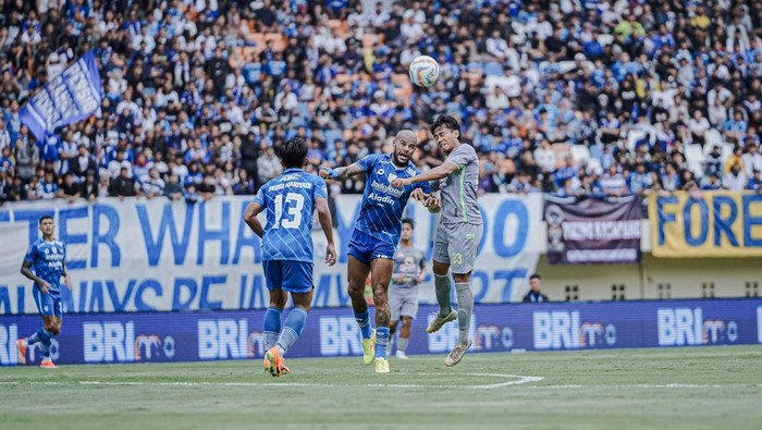 Pertandingan Persib Bandung vs Persebaya Surabaya.