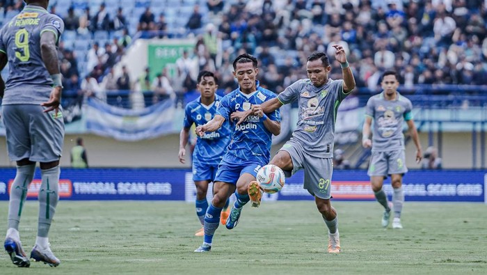 Pertandingan Persib Bandung vs Persebaya Surabaya.