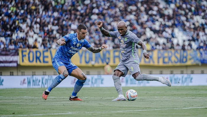 Pertandingan Persib Bandung vs Persebaya Surabaya.