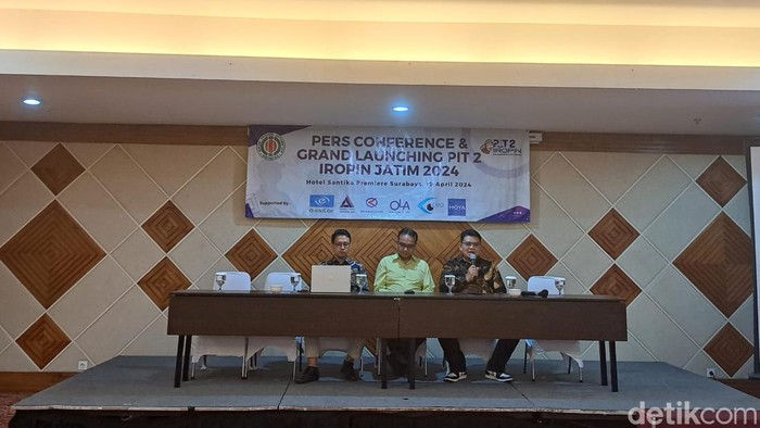 Pertemuan Tahunan Ilmihan (PIT) Pengurus Daerah Ikatan Profesi Optometris Indonesia (IROPIN) Jawa Timur.