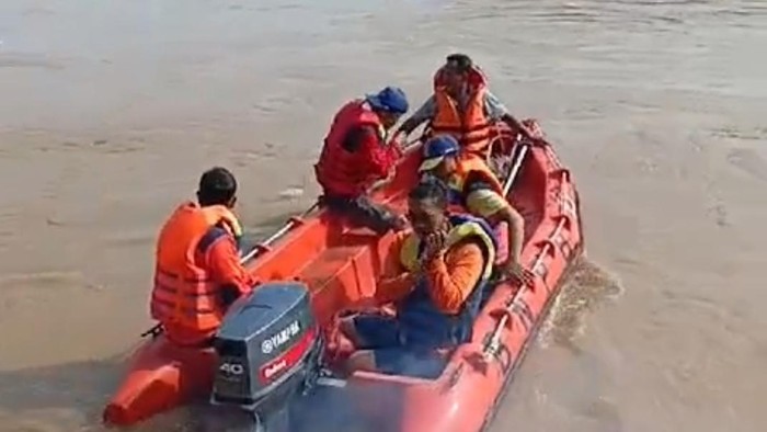 Petugas BPBD Muratara mencari korban hilang akibat perahu terbalik.
