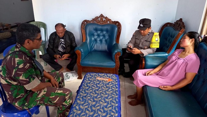 Petugas saat meminta keterangan korban.