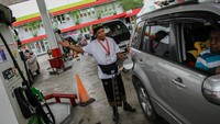 Penggunaan pakaian adat tradisional oleh petugas SPBU tersebut dalam rangka memperingati Hari Kartini.