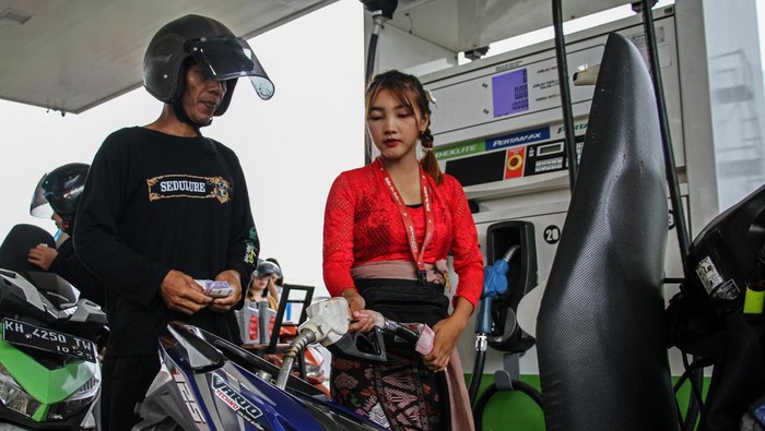 Petugas SPBU berpakaian adat di Hari Kartini Petugas Stasiun Pengisian Bahan Bakar Umum (SPBU) mengenakan pakaian adat asal Bali saat melayani pengisian bahan bakar minyak (BBM) di SPBU Yos Sudarso, Palangka Raya, Kalimantan Tengah, Minggu (21/4/2024). Penggunaan pakaian adat tradisional oleh petugas SPBU tersebut dalam rangka memperingati Hari Kartini. ANTARA FOTO/Auliya Rahman/wpa.