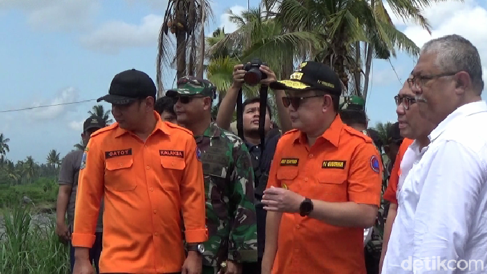 Pj Gubernur Jatim Adhy Karyono saat meninjau jembatan putus imbas banjir lahar dingin Semeru.