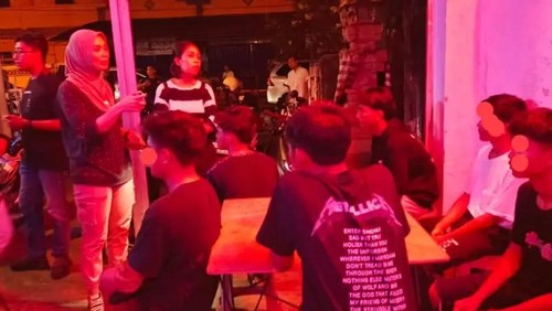 Polisi menggelar razia dua cafe remang-remang di Lombok Barat dan Kota Mataram, NTB, Sabtu (20/4/2024) malam. (Foto: Humas Polresta Mataram)