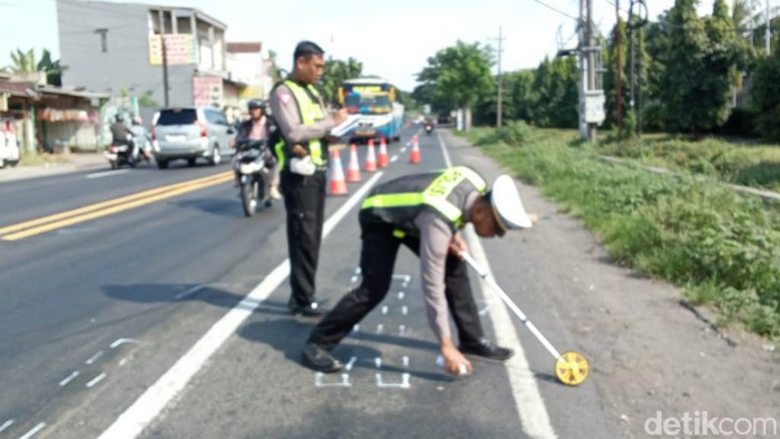 Polisi saat melakukan olah TKP Avanza tabrak truk tewaskan 3 orang di Pasuruan